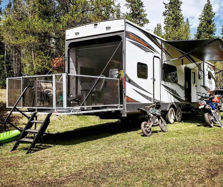 Amazing Fifth Wheel Travel Trailers with a Side Patio