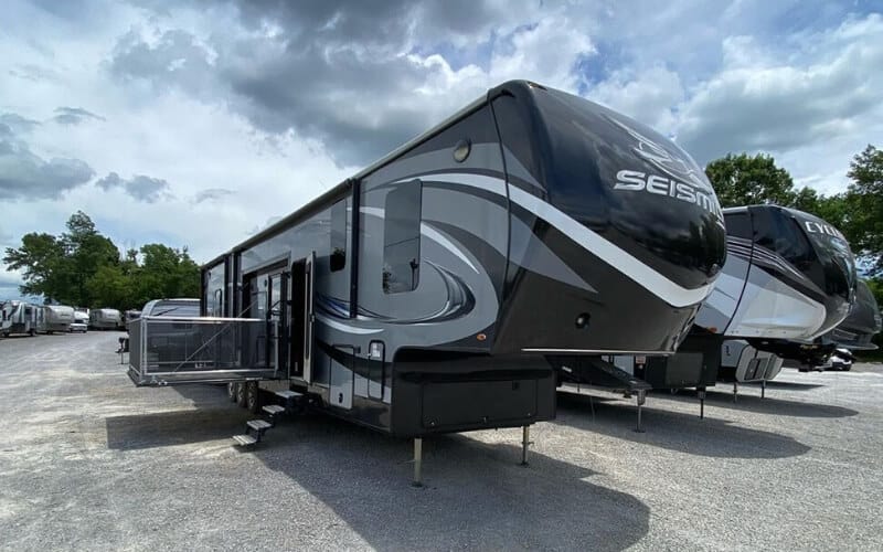 The 2020 Jayco Seismic 3512