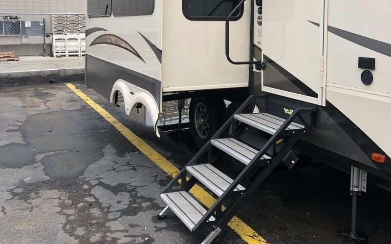 The 6 Best RV Steps for Entering and exiting your Camper trailer