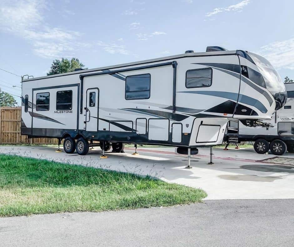 5th Wheel vs. Travel Trailer: What's the Difference And Which Should You Buy? 2 What is a Fifth Wheel