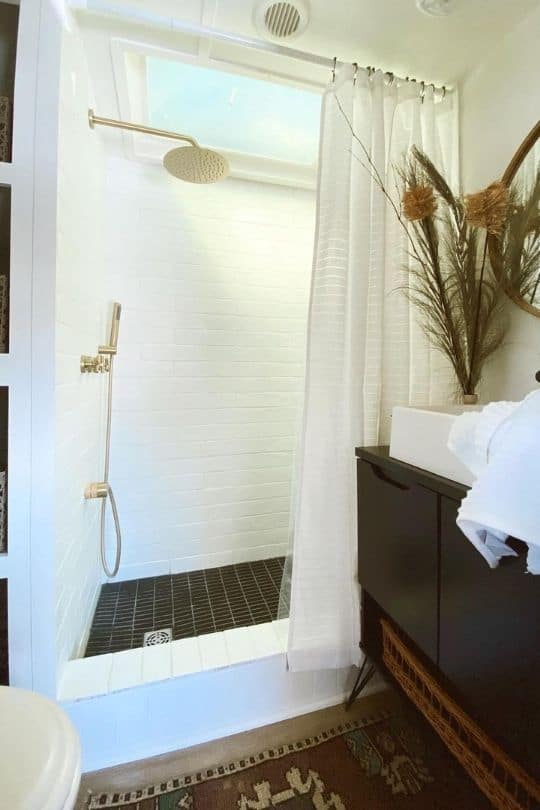 RV showers: 8 Frequently Asked Questions (& Their Answers!) 2 Do RVs Have Showers