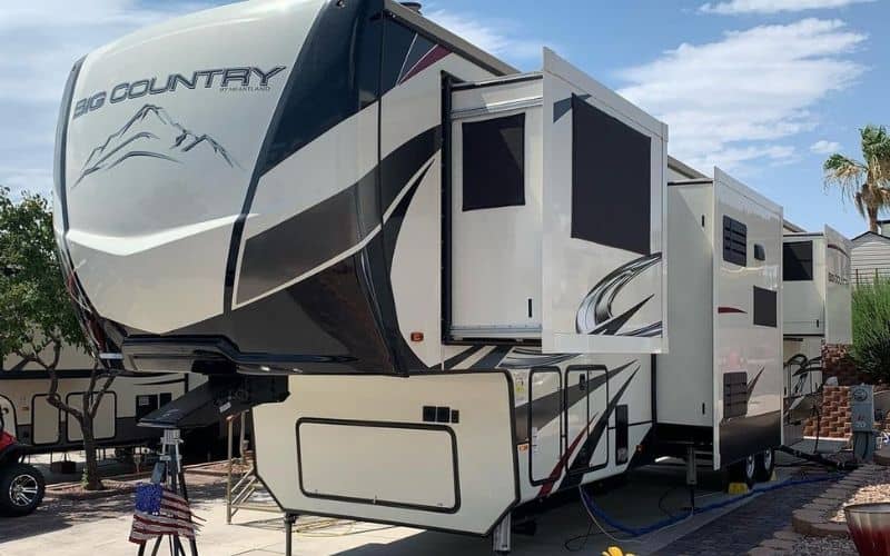 6 Best Four Season Fifth-Wheel Camper Trailers For Cold Weather RVing 5 Heartland - Big Country