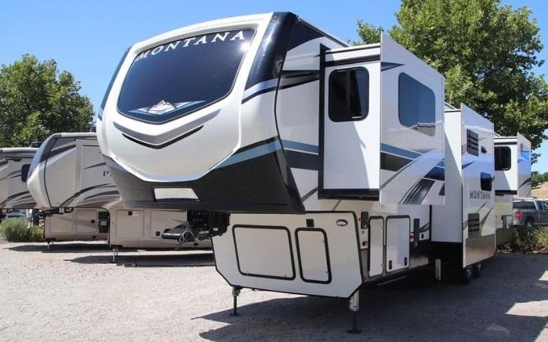 6 Best Four Season Fifth-Wheel Camper Trailers For Cold Weather RVing 6 Keystone - Montana 3231CK